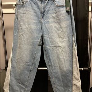 Mid Rise 90’s Relaxed Straight Denim.